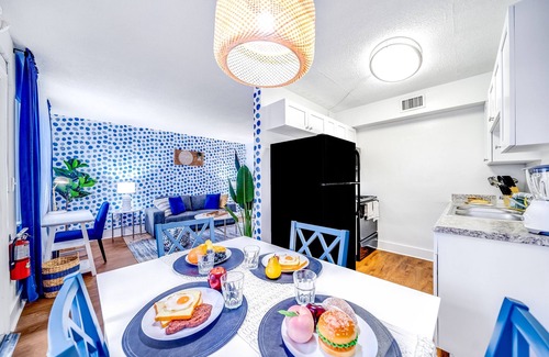 Survey Creek Apartment | King Water View - No Extra Fees - Palm Wave Says