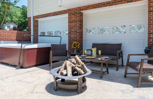 Kernersville House | KingBed Hot Tub BBQ Games Hypoallergenic