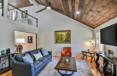 Asheville House | Kingdom on Knollwood 8 miles to downtown Asheville