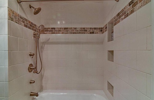 Asheville House | Kingdom on Knollwood 8 miles to downtown Asheville