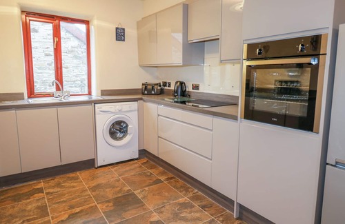 Lower Trengale Cottage | KINGFISHER BARN, pet friendly, with open fire in East Taphouse