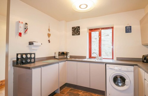 Lower Trengale Cottage | KINGFISHER BARN, pet friendly, with open fire in East Taphouse
