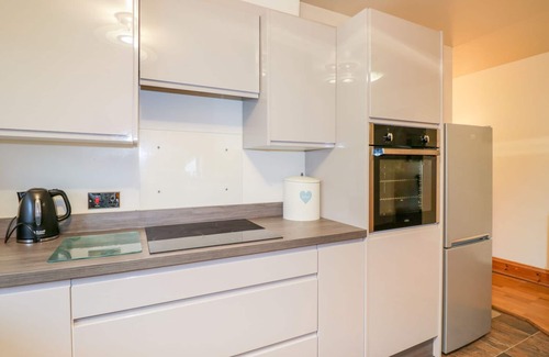 Lower Trengale Cottage | KINGFISHER BARN, pet friendly, with open fire in East Taphouse