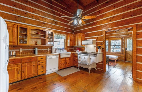 Whiteside Cabin | Kingfisher Cabin-a PMI Scenic City rental