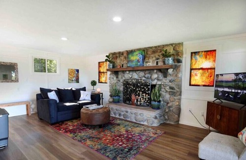 Sanford House | Kingfisher Cabin: Stunning Views! Lakebed Vistas