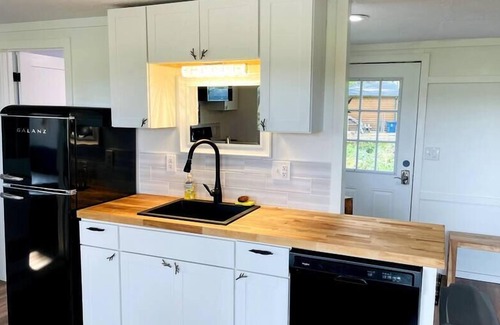 Sanford House | Kingfisher Cabin: Stunning Views! Lakebed Vistas