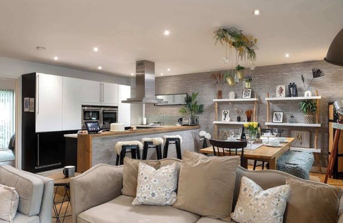 Ampney Crucis House | Kingfisher | Cotswold Lakehouse | Hot Tub & Kayak