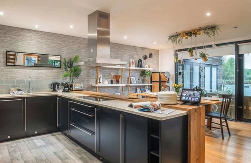 Ampney Crucis House | Kingfisher | Cotswold Lakehouse | Hot Tub & Kayak