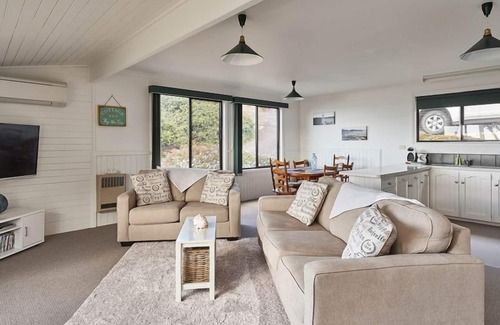 Binalong Bay Cottage | KINGFISHER COTTAGE Beachfront at Bay of Fires