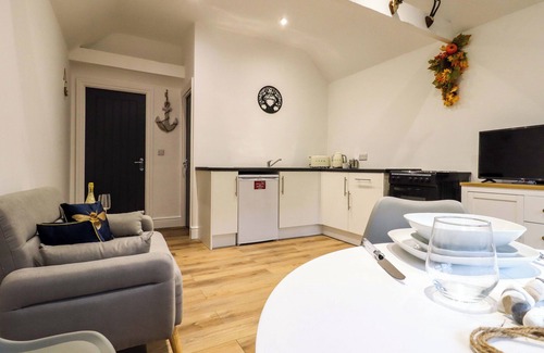 Etchinghill Cottage | KINGFISHER COTTAGE, pet friendly, with a garden in Lyminge