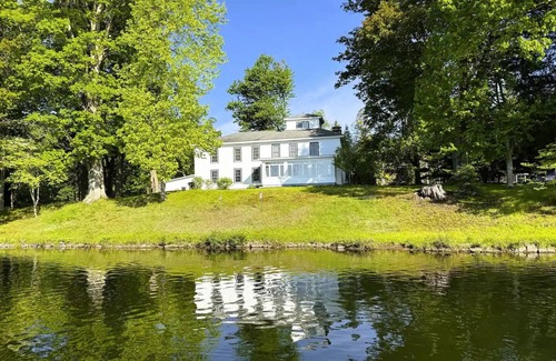 Lily Dale House | Kingfisher Cove: Cassadaga Lake's Sunrise Shore
