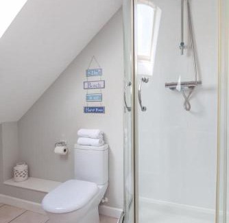 Winnard's Perch House | KingFisher Hot Tub & log Burner house on Premium lakeside with Resort Facilities