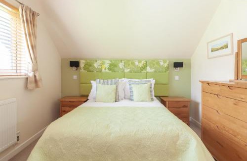 Winnard's Perch House | KingFisher Hot Tub & log Burner house on Premium lakeside with Resort Facilities