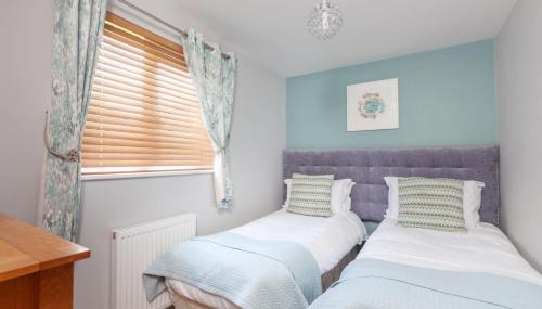 Winnard's Perch House | KingFisher Hot Tub & log Burner house on Premium lakeside with Resort Facilities