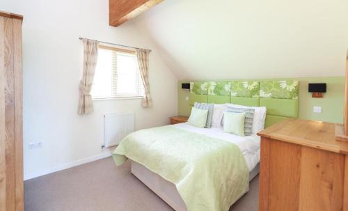 Winnard's Perch House | KingFisher Hot Tub & log Burner house on Premium lakeside with Resort Facilities