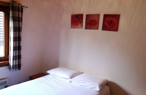 Warminster Ski Chalet | Kingfisher Hot Tub Lodge-HuntersMoon -Warminster-Longleat-Bath