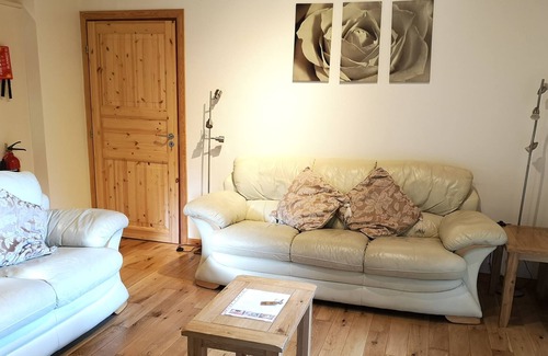 Warminster Ski Chalet | Kingfisher Hot Tub Lodge-HuntersMoon -Warminster-Longleat-Bath