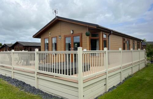 Malton Cabin | Kingfisher Lodge with Hot Tub