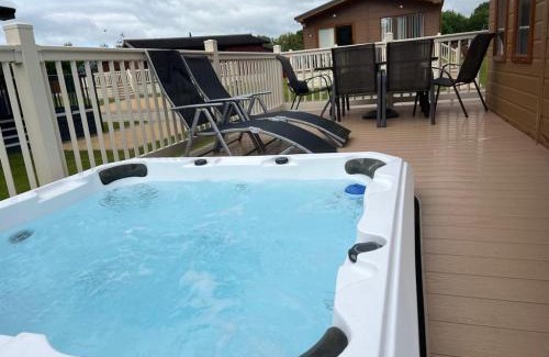 Malton Cabin | Kingfisher Lodge with Hot Tub