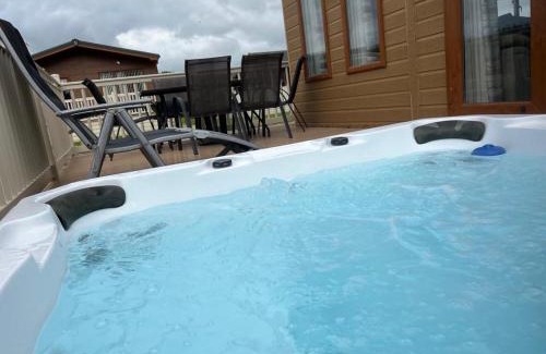 Malton Cabin | Kingfisher Lodge with Hot Tub