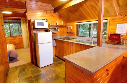 England Creek Cottage | Kingfisher: Mt Glorious Getaways