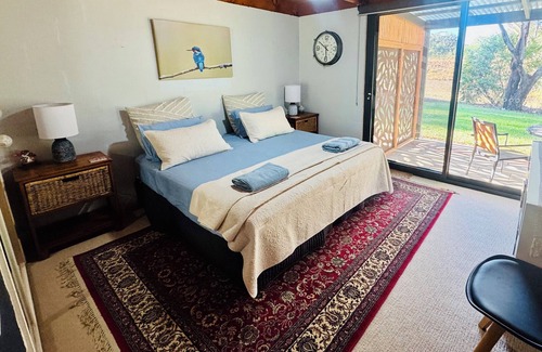 Glenrowan Bed & Breakfast | Kingfisher Retreat - Nature is calling! S/C Unit, King bed or twin-share