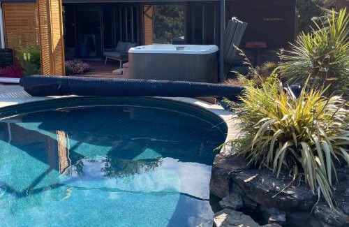 Omanawa House | Kingfisher Studio - Tauranga Holiday Escape