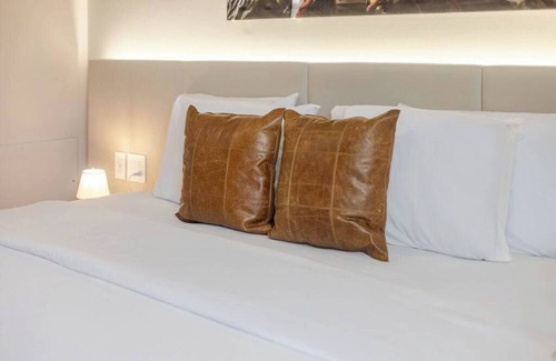 Gay Village Hotel | Kinghaus – Central Montreal Stay