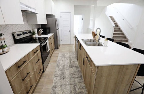 Northwest Edmonton House | Kinglet 4BR Getaway |A/C|Garage|Near WEM|Disney+