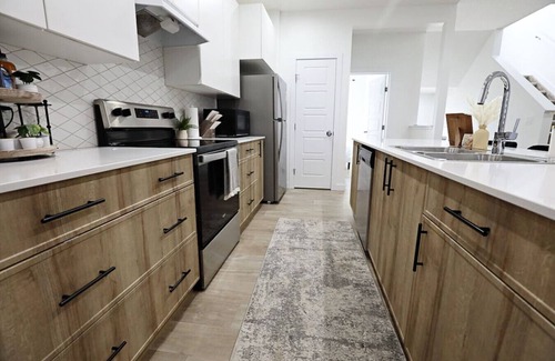 Northwest Edmonton House | Kinglet 4BR Getaway |A/C|Garage|Near WEM|Disney+