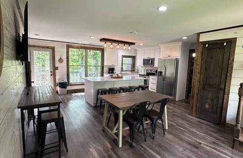 Crane Hill House | King’s Cove - Across from Trident Marina - Year Round Deep Water!