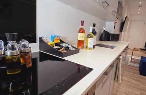 Reading Apartment | Kings Lodge By Nivaas 1 : Two-Bedroom Superior Apartmentn