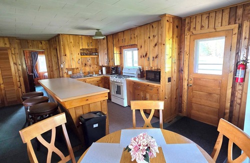 Burt Lake Cottage | Kings Point Cottage on Burt Lake's Poverty Bay