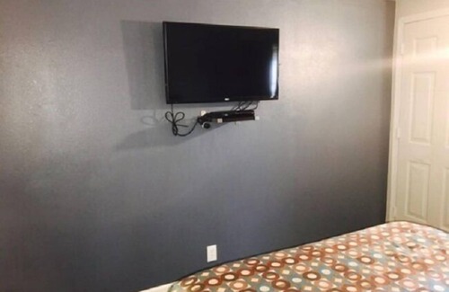Milwaukie Hotel | Kings Row Inn