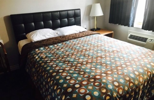 Milwaukie Hotel | Kings Row Inn