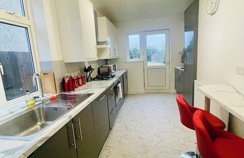 Dunstable House | Kingsbury 3 Bedroom Contractor House Short Lets Free Parking