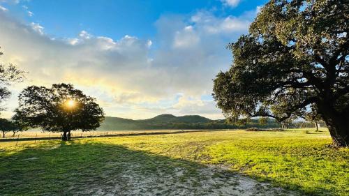 Boerne House | Kingsby Farmhouse - 1BR with 2 Queens & Mountain Views