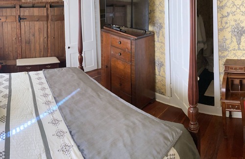 Spanish Town Historic District House | Kingsized bed with an Ensuite bath w/Shower