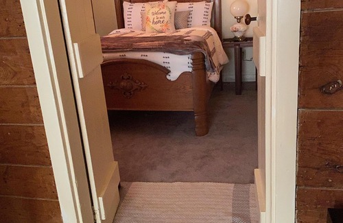 Spanish Town Historic District House | Kingsized bed with an Ensuite bath w/Shower