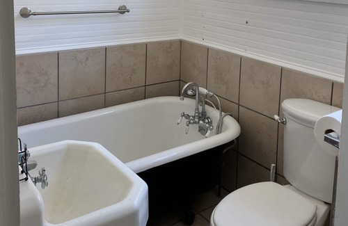 Spanish Town Historic District House | Kingsized bed with an Ensuite bath w/Shower