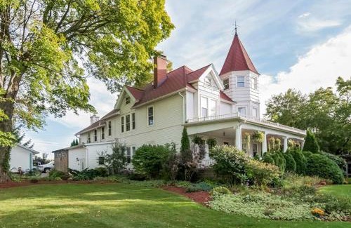Fennville Bed & Breakfast | Kingsley House Bed & Breakfast - Full Home