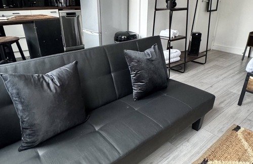 Grove Apartment | Kingston City Centre Studio | FreeParking+Netflix | ShortStays