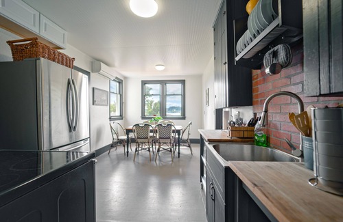 Kingston House | Kingston Coveside Downtown Overlooking Marina. Walk to/from Seattle