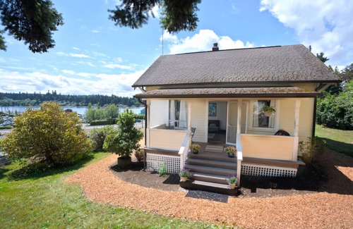 Kingston House | Kingston Coveside Downtown Overlooking Marina. Walk to/from Seattle
