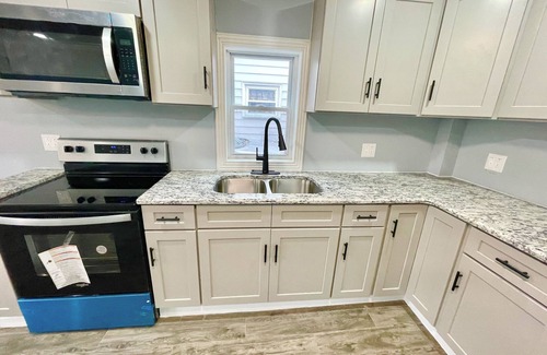 Kingston Apartment | Kingston Downtown I Firepit 4 TVs & ADA 1st floor w Shower, Laundry, & FirePlace