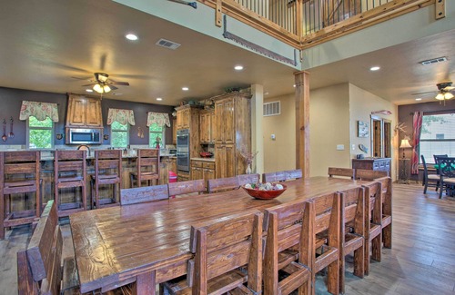 Kingston House | Kingston Home w/Pickleball: Steps to Lake Texoma!