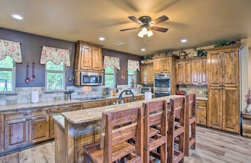 Kingston House | Kingston Home w/Pickleball: Steps to Lake Texoma!