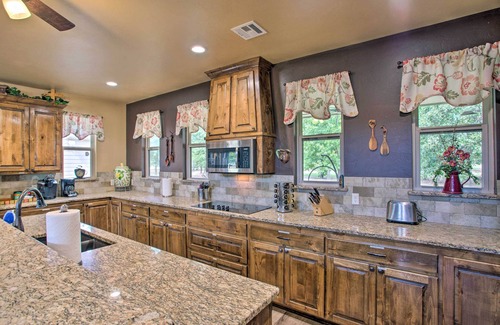 Kingston House | Kingston Home w/Pickleball: Steps to Lake Texoma!