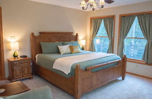 Kingsville Cabin | Kingsville Lodge Private Retreatnhot tub, pond, boats, game room, + more
