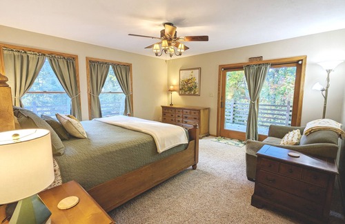 Kingsville Cabin | Kingsville Lodge Private Retreatnhot tub, pond, boats, game room, + more